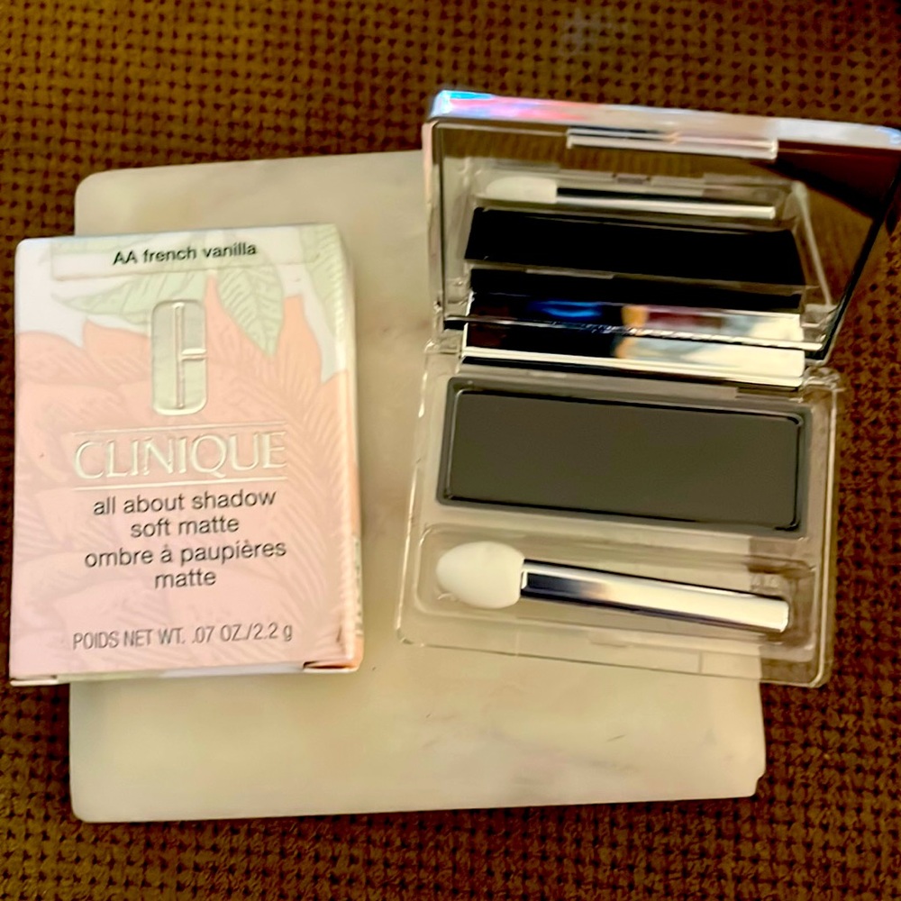 Clinique eyeshadows vanilla and stroke of midnight brand new!